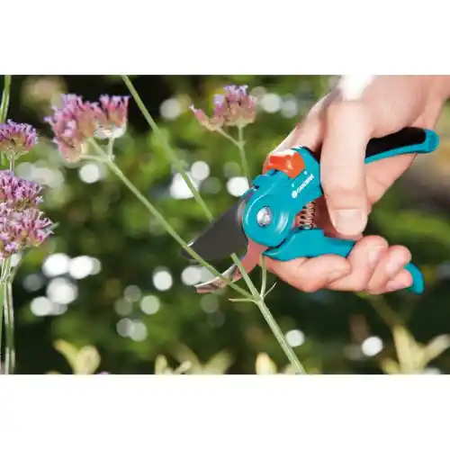 gardena-8854-two-step-adjustable-bypass-pruners-w-1-3.webp Gardena 8854, Two step adjustable Bypass Pruners with safety lock, For pruning and cutting flowers or branches, Made In Germany, Green,Steel, Max Ø: 20mm, Classic, S