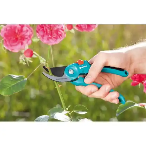 GARDENA 8857-20, Two step adjustable Bypass Pruners with safety lock, For pruning and cutting flowers or branches, Made In Germany