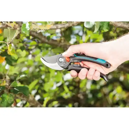 gardena-8905-two-step-adjustable-bypass-pruners-w-1-3.webp GARDENA 8905, Two step adjustable Bypass Pruners with safety lock, For pruning and cutting flowers or branches, Made In Germany